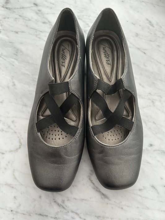 Trotters flats size 8m