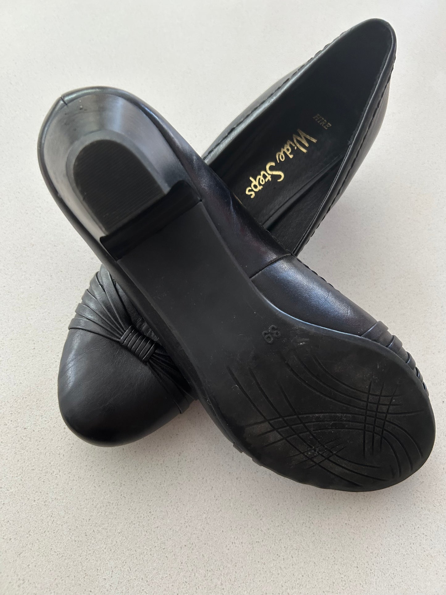 Wide steps low heel size 39