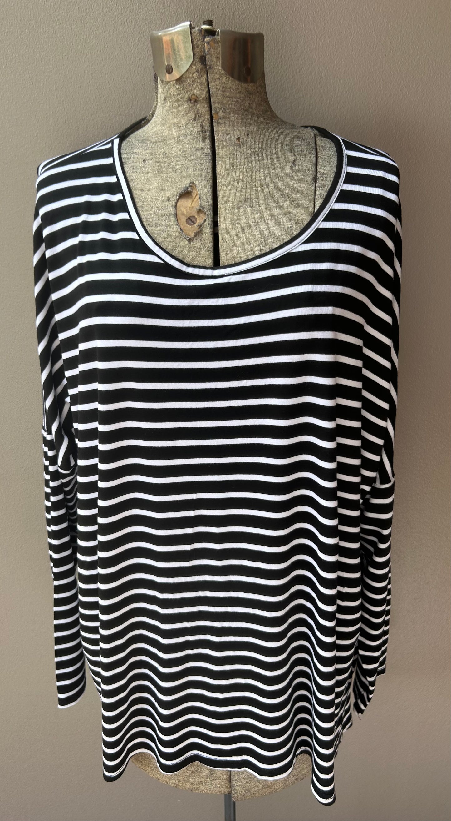 Vine apparel top size L/XL