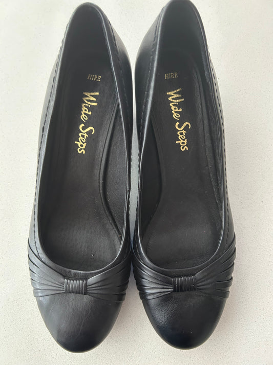 Wide steps low heel size 39