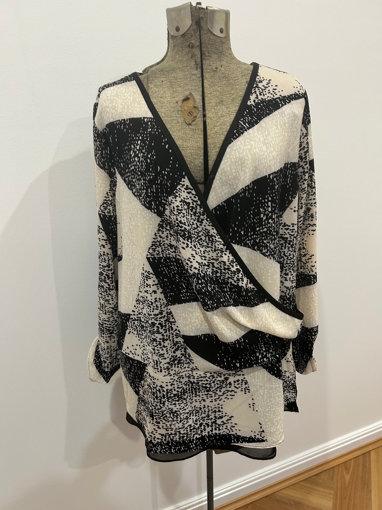 Liz Jordan top size 16